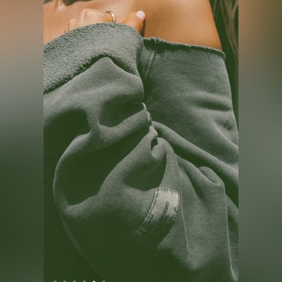 Joah Brown Off the Shoulder Slouchy Sweatshirt Washed Sage Size L NWT - Picture 5 of 6